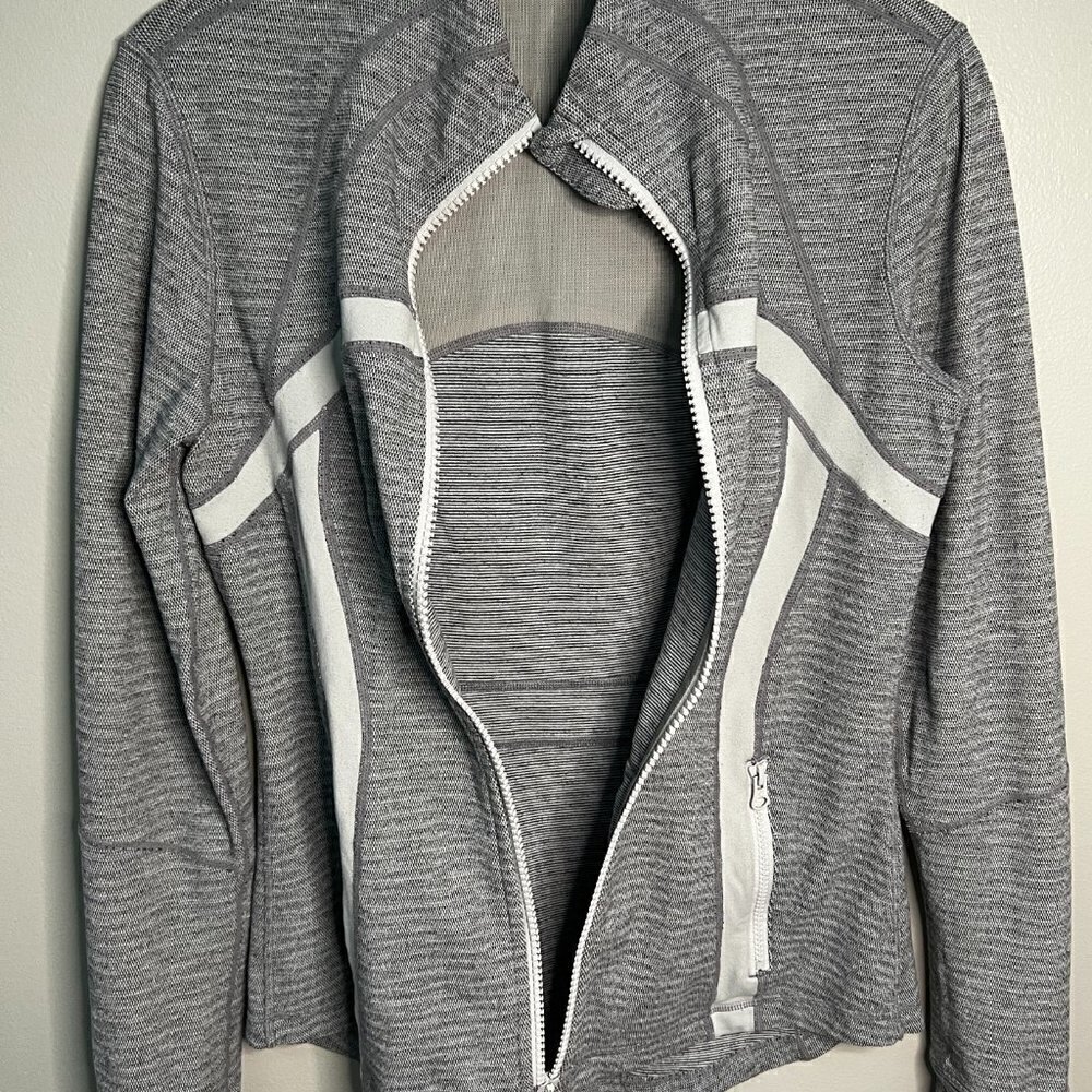 Lululemon Define Jacket In size M (8-10) - Picture 8 of 9
